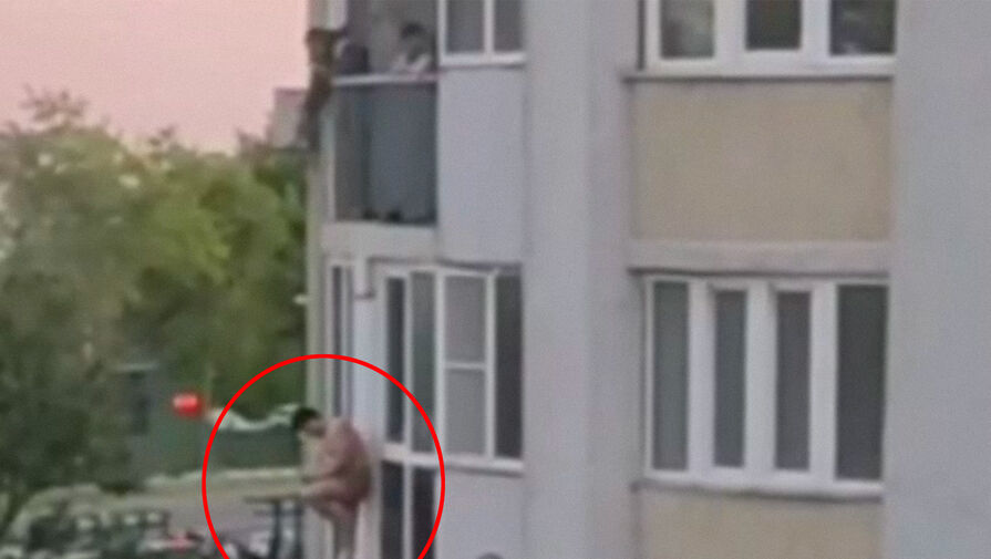 Голый житель Липецка уходил от преследования толпы мужчин по балконам и попал на видео