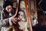 <b>«Опасные связи» (1988)</b>
<br><br>
Сниматься в кино Ума Турман начала в подростковом возрасте, несколько лет до этого проработав моделью, — и добилась успеха почти сразу же. Известность ей принес фильм «Опасные связи», романтическая драма с Гленн Клоуз, Мишель Пфайффер, Киану Ривзом и Джоном Малковичем. Ее действие разворачивается во Франции XVIII века, где виконты и маркизы плетут опасные, коварные и ломающие судьбы интриги. Лента выиграла три «Оскара» — в том числе за лучший адаптированный сценарий.
