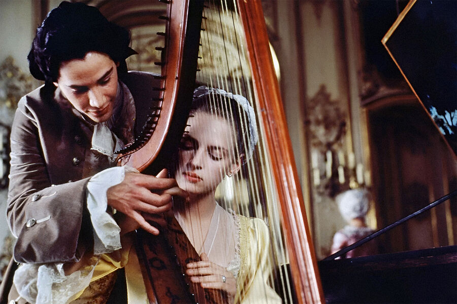 <b>&laquo;Опасные связи&raquo; (1988)</b>
<br><br>
Сниматься в&nbsp;кино Ума Турман начала в&nbsp;подростковом возрасте, несколько лет до&nbsp;этого проработав моделью, &mdash; и добилась успеха почти сразу же. Известность ей принес фильм &laquo;Опасные связи&raquo;, романтическая драма с&nbsp;Гленн Клоуз, Мишель Пфайффер, Киану Ривзом и Джоном Малковичем. Ее действие разворачивается во Франции XVIII века, где виконты и маркизы плетут опасные, коварные и ломающие судьбы интриги. Лента выиграла три &laquo;Оскара&raquo; &mdash; в&nbsp;том числе за&nbsp;лучший адаптированный сценарий.
