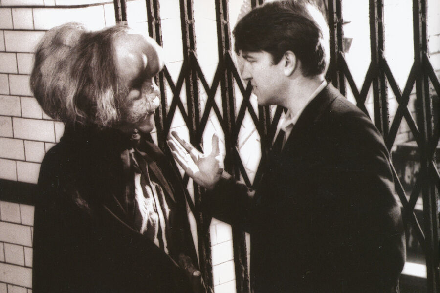 <b>«Человек-слон» (The Elephant Man), реж. Дэвид Линч</b>
<br><br>
<b>Где и когда смотреть:</b> в кино — с 27 ноября
<br><br>
4K-реставрация драмы Дэвида Линча по мотивам биографии британца Джозефа Меррика, чье тело было сильно деформировано из-за нескольких заболеваний. В главных ролях снялись Джон Херт и Энтони Хопкинс. Восемь номинаций на премию «Оскар».