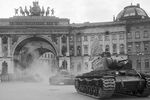 Колонна танков выезжает из арки Генерального штаба на Дворцовую площадь и отправляется на фронт