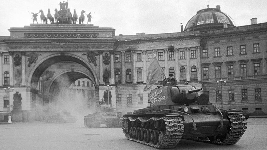Колонна танков выезжает из арки Генерального штаба на Дворцовую площадь и отправляется на фронт