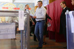 Глава ДНР Александр Захарченко (в центре) во время предварительного общественного голосования на избирательном участке №34