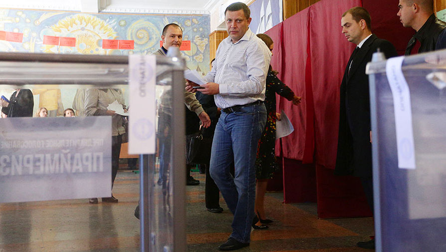 Глава ДНР Александр Захарченко (в центре) во время предварительного общественного голосования на&nbsp;избирательном участке №34
