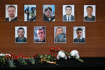 Цветы, возложенные у телевизионного центра «Останкино» к фотографиям журналистов, погибших при крушении самолета Минобороны РФ Ту-154 у побережья Черного моря в Сочи