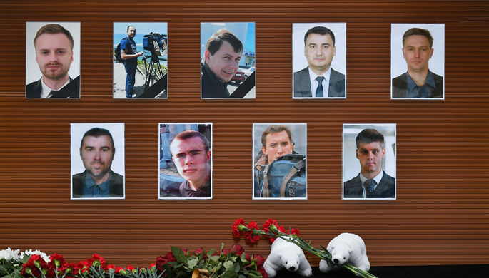 Цветы, возложенные у телевизионного центра «Останкино» к фотографиям журналистов...