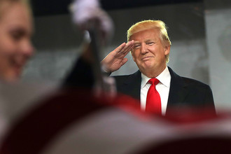 Президент США Дональд Трамп на параде после инаугурации в Вашингтоне, 20 января 2017 года