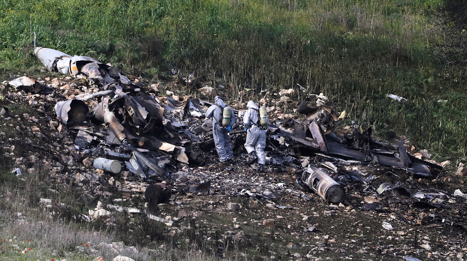 На месте крушения самолета F-16, сбитого с территории Сирии, 10 февраля 2018 года