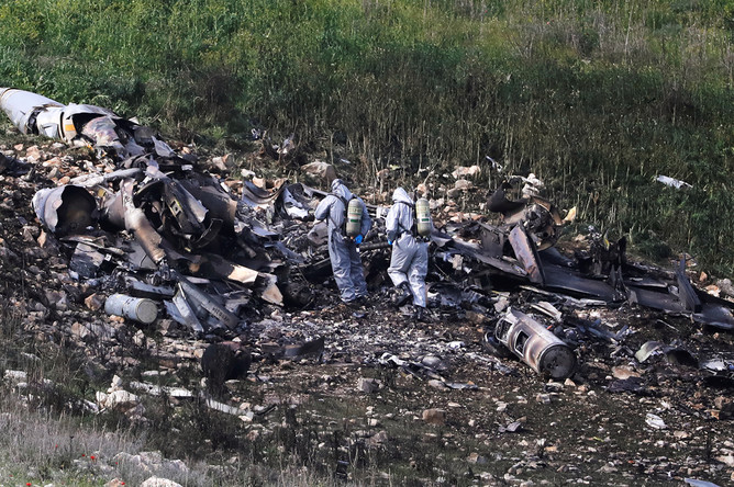 На месте крушения самолета F-16, сбитого с территории Сирии, 10 февраля 2018 года
