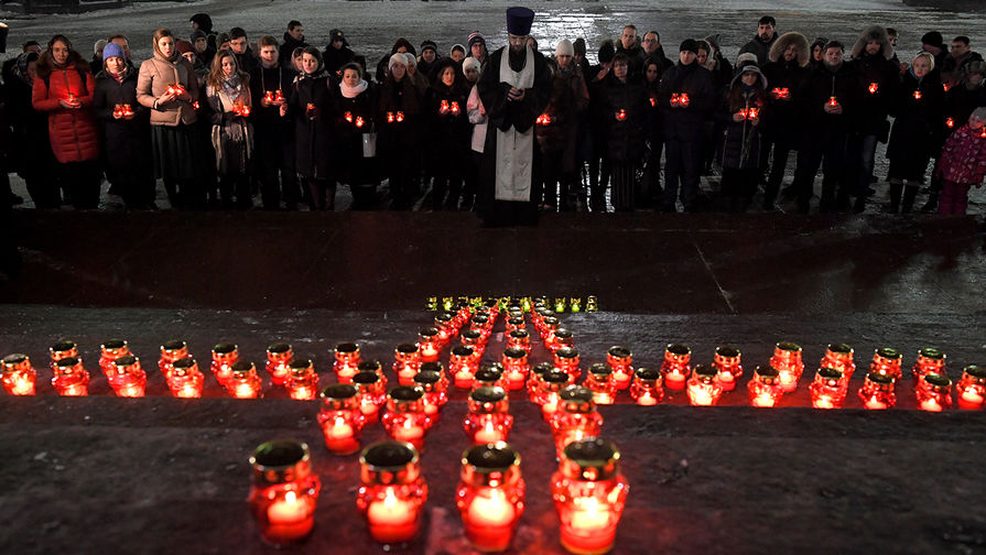 Участники акции памяти жертв крушения самолета Ан-148 в&nbsp;Подмосковье у&nbsp;храма Христа Спасителя, 12 февраля 2018 года