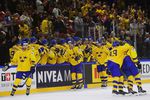Игроки сборной Швеции празднуют гол в ворота России.