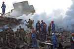 Спасатели и техника расчищают завалы на месте взрыва жилого дома на улице Гурьянова, 9 сентября 1999 года