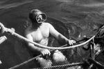 Командир экипажа папирусной лодки «Ра-II», путешествующей через Атлантический океан, Тур Хейердал готовится к погружению, 1970 год
