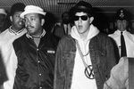 Основатель лейбла Def Jam, хип-хоп продюсер Расселл Симмонс и участник Beastie Boys Майкл Даймонд (Mike D) в аэропорту Хитроу накануне концерта группы в Лондоне, 1987 год