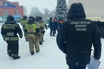 Сотрудники следственного комитета РФ, полиции и спасатели МЧС РФ возле шахты «Листвяжная» в городе Белово