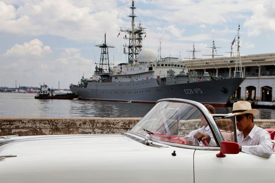 Автомобиль на фоне военного корабля «Виктор Леонов» CCB-175, Гавана, Куба, 2014 год