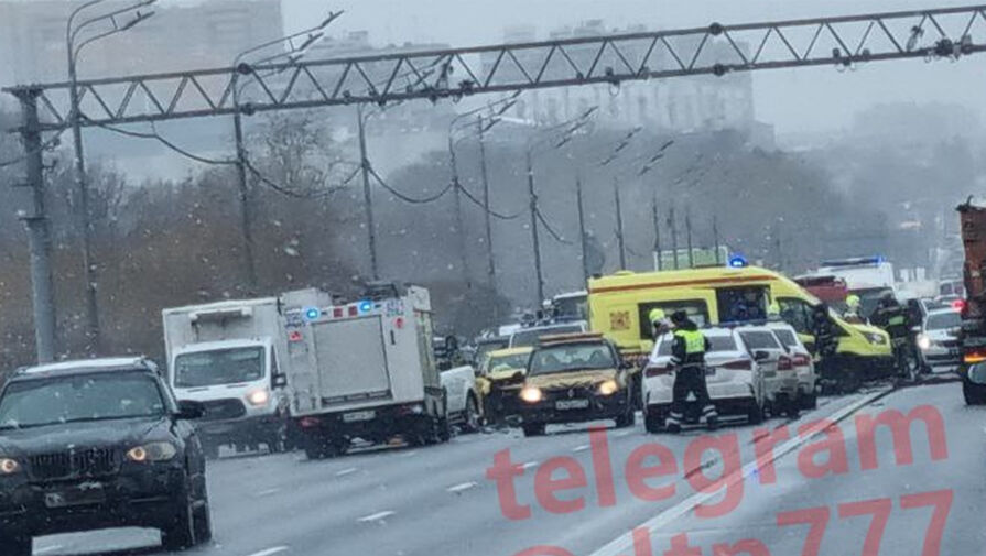 Baza: автомобиль Генпрокуратуры попал в массовое ДТП на Кутузовском проспекте