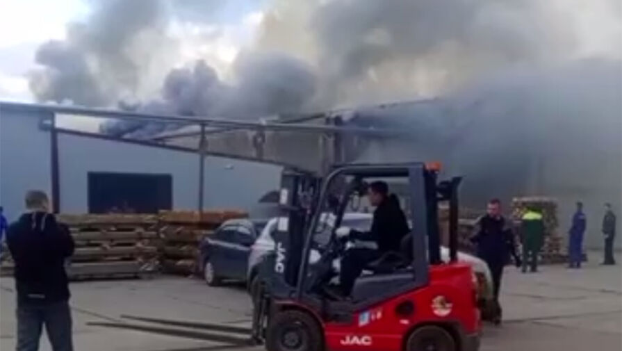 Очевидцы сообщили о пожаре в здании Национальной Пожарной Компании в Ленобласти