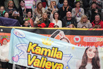 Болельщики поддерживают Камилу Валиеву во время ее выступления с короткой программой в соревнованиях среди женщин на чемпионате России по фигурному катанию в Челябинске