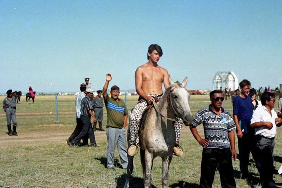 Участник группы &laquo;На-На&raquo; певец Владимир Политов во время &laquo;байгы&raquo; (казахское конное состязание)