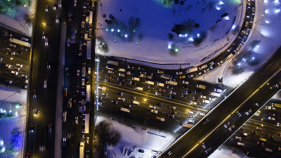 Движение по МКАД в Москве заблокировано из-за снегопада