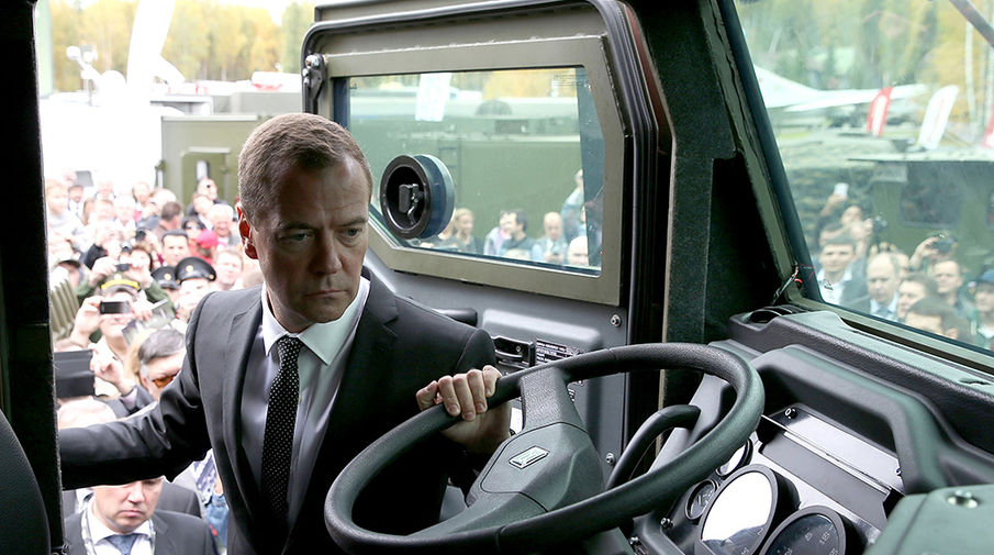 Премьер-министр РФ Дмитрий Медведев на&nbsp;10-й международной военно-промышленной выставке &laquo;Russia Arms Expo-2015&raquo;