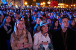 Зрители церемонии открытия Международного фестиваля неигрового кино «Послание к человеку» на Дворцовой площади
