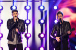 Представители Великобритании дуэт Джо Вулфорд и Джейк Шейкшэфт «Joe & Jake» во время выступления в финале 61-го международного конкурса песни «Евровидение - 2016»