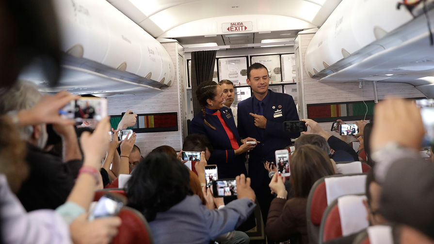 Бортпроводники Паула Подест и Карлос Чуффарди после венчания на&nbsp;борту самолета по&nbsp;пути из&nbsp;Сантьяго в&nbsp;Икике в&nbsp;Чили, 18 января 2018 года