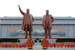 Церемония открытия статуй Ким Ир Сена и Ким Чен Ира на холме Мансудэ в Пхеньяне, 2012 год