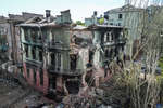 Разрушенные здания на перекрестке проспекте Мира и Греческой улицы в центре Мариуполя, 28 апреля 2022 года