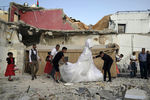 Палестинские жених и невеста перед началом свадебной церемонии у разрушенного дома в восточном Иерусалиме, 11 июня 2022 года