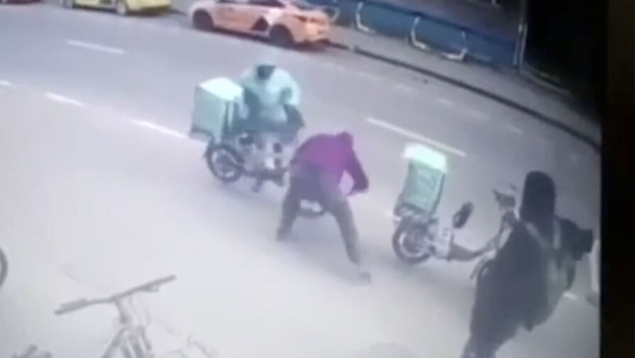 В Москве двое мужчин прокололи колеса велокурьерам