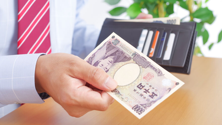 Курс японской валюты опустился до минимального за 34 года уровня