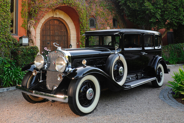 Cadillac Series 90&nbsp;V-16
<br><br>
Представленный в&nbsp;1930 году Cadillac Series 90&nbsp;получил мотор конфигурации V16 и на&nbsp;протяжении 10&nbsp;лет конкурировал с&nbsp;Bugatti. Кузова для&nbsp;автомобиля строились по&nbsp;индивидуальному заказу, и в&nbsp;конце тридцатых этот автомобиль лидировал в&nbsp;мире по&nbsp;своим динамическим характеристикам.
