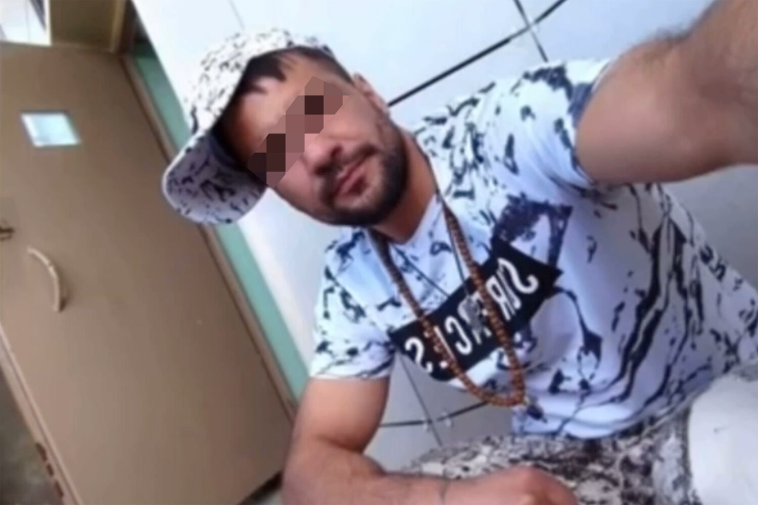 Пиво в камере и игры с переодеванием. Заключенный показал свою жизнь в российском СИЗО