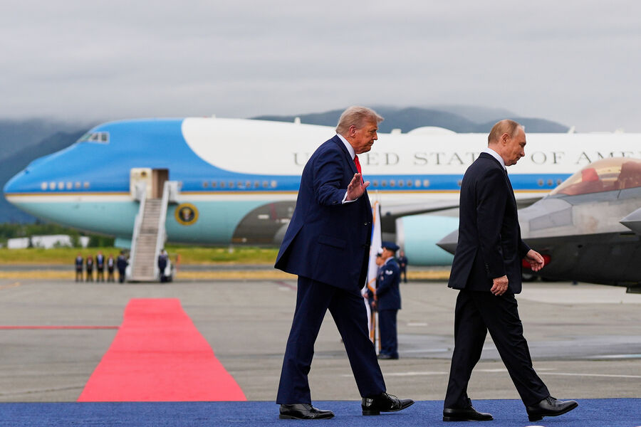 Президент РФ Владимир Путин и президент США Дональд Трамп во время встречи на&nbsp;военной базе Эльмендорф&nbsp;- Ричардсон на&nbsp;Аляске, 15&nbsp;августа 2025&nbsp;года
