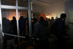 Митингующие в отделении Сбербанка в центре Киева