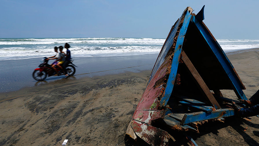 Побережье Индонезии, где разбилось направлявшееся в Австралию судно с мигрантами, 2013 год