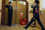 Приветствие девушек-курсантов во время дежурства в Военно-морском политехническом институте в Петродворце