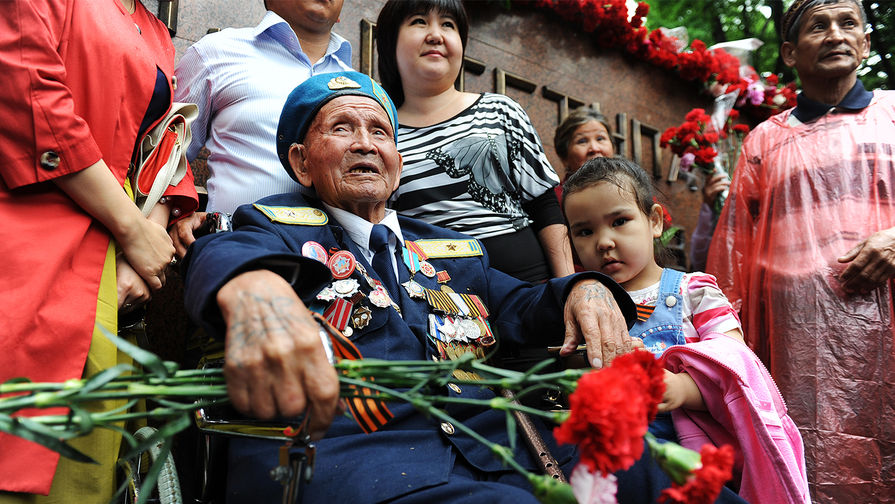 Ветеран Великой Отечественной войны во время празднования 70-летия Победы в столице Казахстана Алма-Ате, 2015 год
