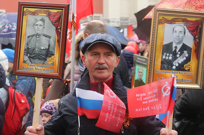 Участники во время акции «Бессмертный полк» в Москве