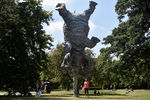Пятитонная бронзовая скульптура Gran Elefandret в одном из парков Лондона, Великобритания, 5 июля 2017 год