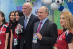 Президент FIFA Джанни Инфантино и президент России Владимир Путин во время посещения центра выдачи паспортов болельщиков ЧМ-2018 по футболу в Сочи, 3 мая 2018 года