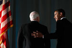 Бывший кандидат в президенты США Джон Маккейн и избранный президент Барак Обама во время торжественного ужина в честь Маккейна в Вашингтоне, январь 2009 года