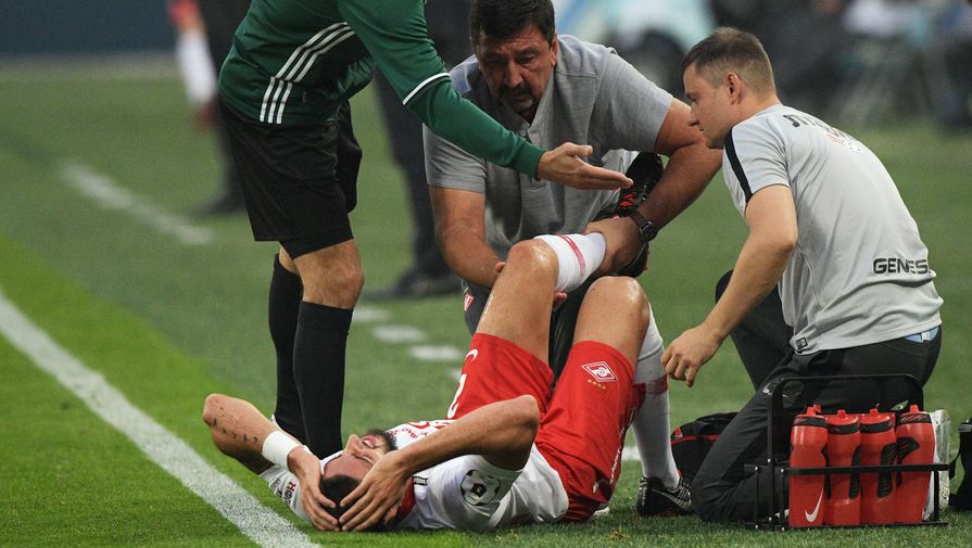Самуэль Жиго (на газоне) порвал в матче с «Зенитом» переднюю крестообразную связку