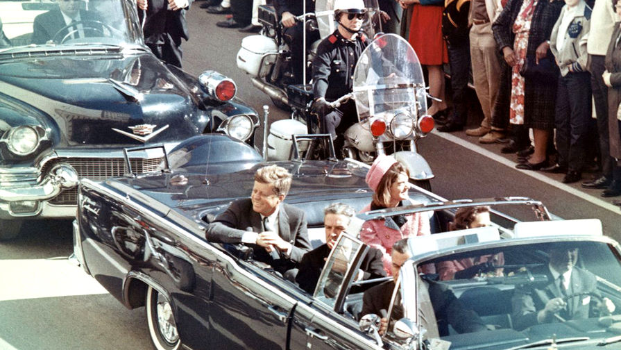 Президент США Джон Кеннеди в&nbsp;лимузине на&nbsp;улице Далласе за&nbsp;несколько минут до&nbsp;покушения, 22 ноября 1963 года