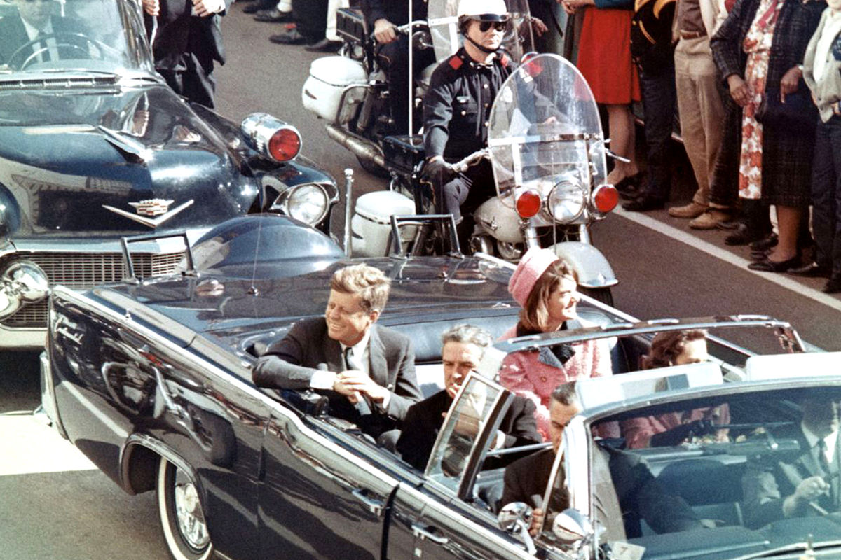 Президент США Джон Кеннеди в лимузине на улице Далласе за несколько минут до покушения, 22 ноября 1963 года