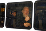 Основатель WikiLeaks Джулиан Ассанж в полицейском автомобиле после ареста в посольстве Эквадора в Лондоне, 11 апреля 2019 года