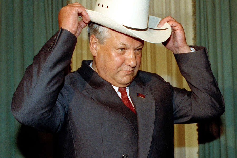 Президент России Борис Ельцин в ковбойской шляпе на Капитолийском холме в Вашингтоне, 19 июня 1991 года